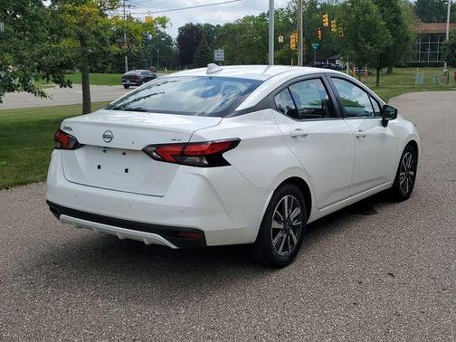 Aspen White 2023 Nissan Versa 1.6 SV