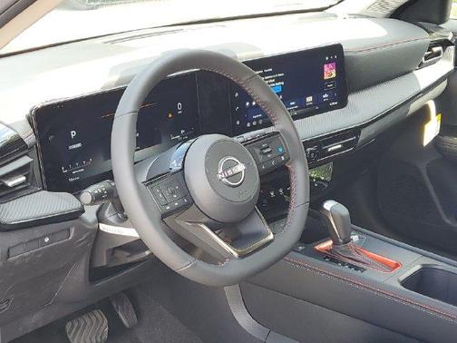 2t Wht Blk Roof 2026 Nissan Kicks SR