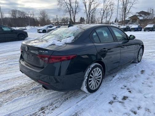 2022 Alfa Romeo Giulia Base