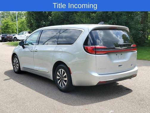 Silver Mist Clearcoat 2023 Chrysler Pacifica Hybrid Limited