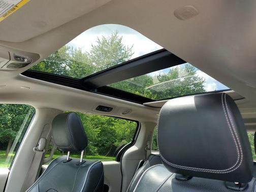 Silver Mist Clearcoat 2023 Chrysler Pacifica Hybrid Limited
