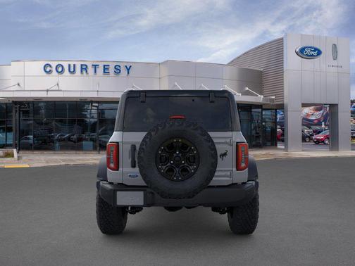 Avalanche Gray 2026 Ford Bronco Outer Banks