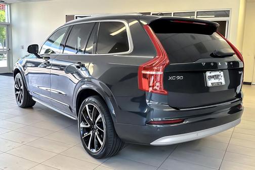 Savile Grey Metallic 2022 Volvo XC90 T6 Momentum