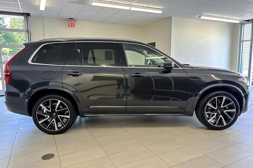 Savile Grey Metallic 2022 Volvo XC90 T6 Momentum