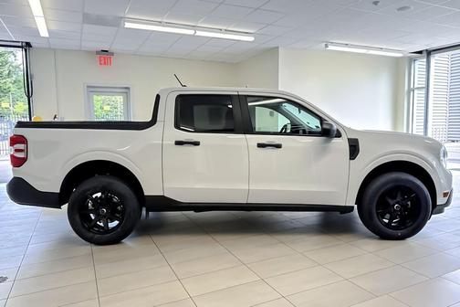 Oxford White 2022 Ford Maverick XL