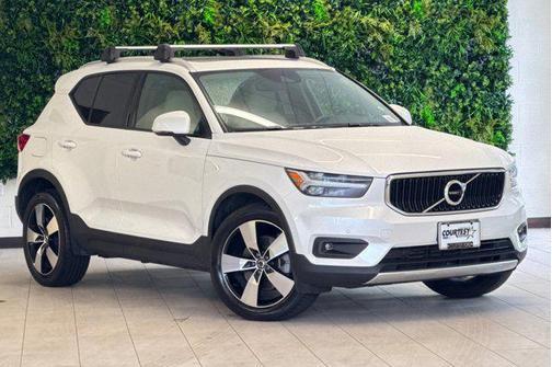 2021 Volvo XC40 T5 Momentum