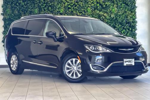 Brilliant Black Crystal Pearlcoat 2018 Chrysler Pacifica Touring-L