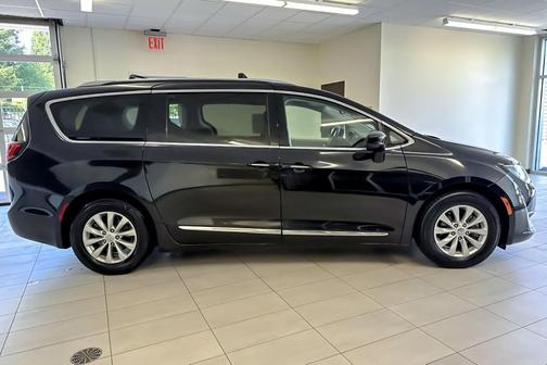 Brilliant Black Crystal Pearlcoat 2018 Chrysler Pacifica Touring-L