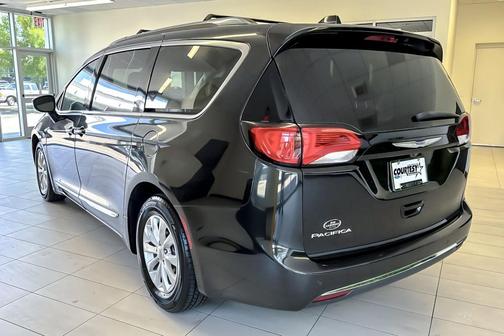 Brilliant Black Crystal Pearlcoat 2018 Chrysler Pacifica Touring-L