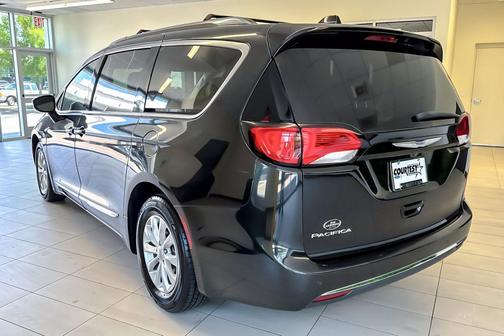Brilliant Black Crystal Pearlcoat 2018 Chrysler Pacifica Touring-L