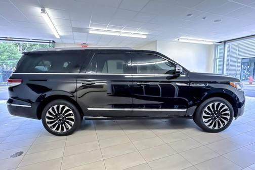 Infinite Black Metallic Clearcoat 2024 Lincoln Navigator Black Label