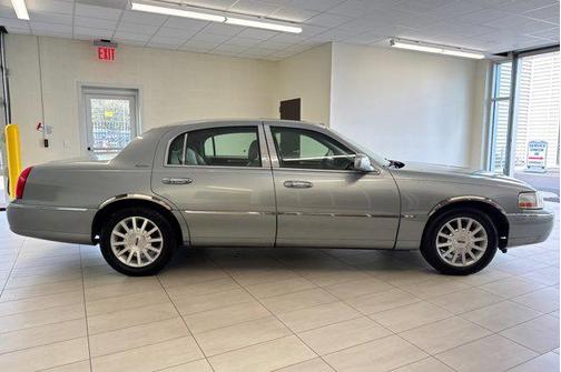 2006 Lincoln Town Car Signature