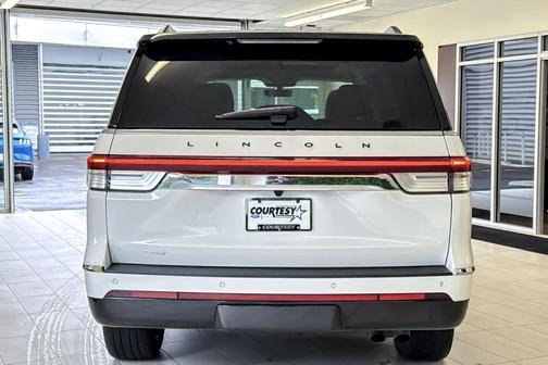 Pristine White Metallic Tri-Coat 2024 Lincoln Navigator Black Label