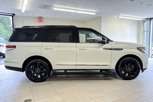 Pristine White Metallic Tri-Coat 2024 Lincoln Navigator Black Label