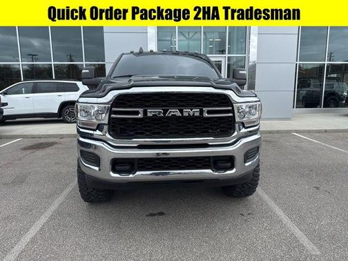 Diamond Black Crystal Pearlcoat 2024 RAM 2500 Tradesman Crew Cab 4x4 6'4' Box