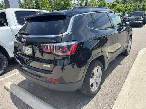Diamond Black Crystal Pearlcoat 2022 Jeep Compass Latitude