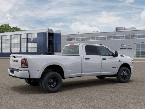 Bright White Clearcoat 2026 RAM 3500 Big Horn Crew Cab 4x4 8' Box