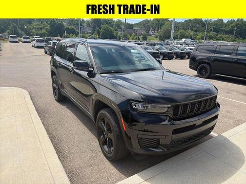 Diamond Black Crystal Pearlcoat 2023 Jeep Grand Cherokee L Altitude