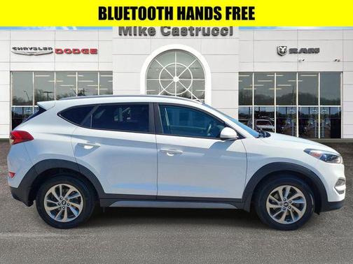 Dazzling White 2017 Hyundai TUCSON SE