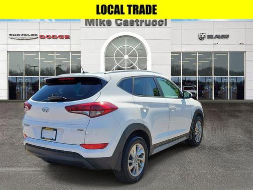 Dazzling White 2017 Hyundai TUCSON SE