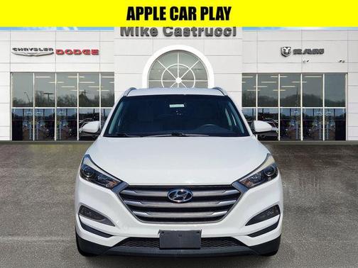Dazzling White 2017 Hyundai TUCSON SE