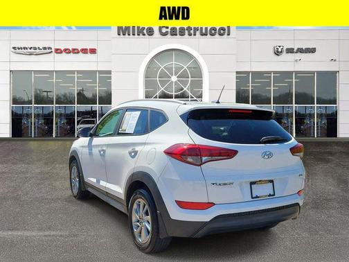 Dazzling White 2017 Hyundai TUCSON SE