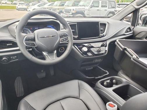 2025 Chrysler Pacifica L
