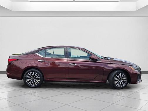Garnet Pearl 2023 Nissan Altima 2.5 SV