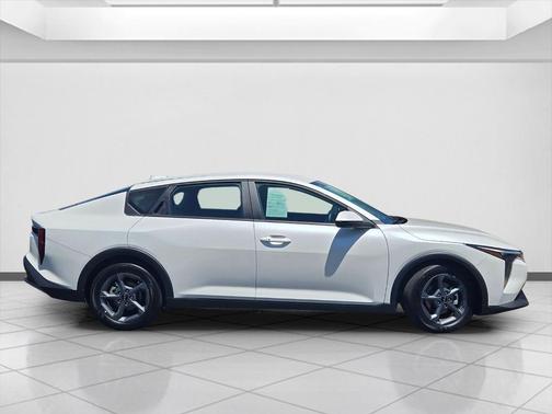 White 2025 Kia K4 LX