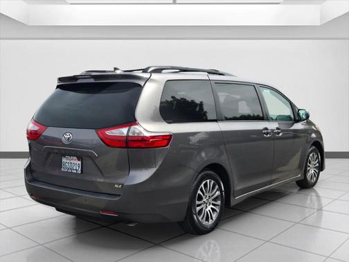 Predawn Gray Mica 2018 Toyota Sienna XLE