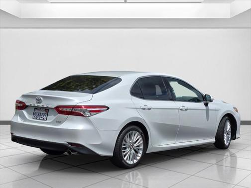 Super White 2018 Toyota Camry XLE