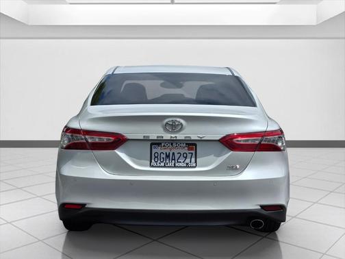 Super White 2018 Toyota Camry XLE