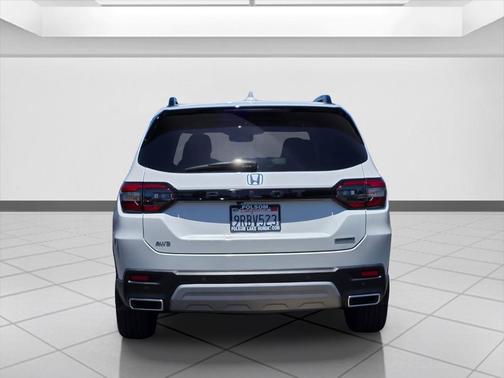 Platinum White Pearl 2025 Honda Pilot Sport
