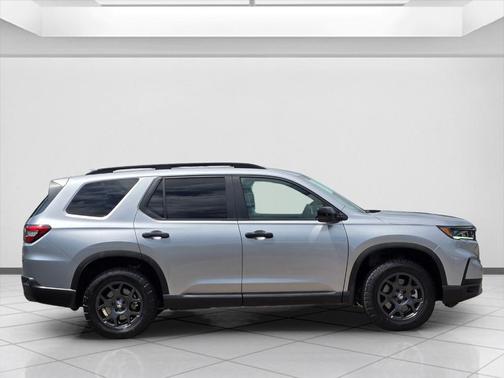 Lunar Silver 2025 Honda Pilot TrailSport