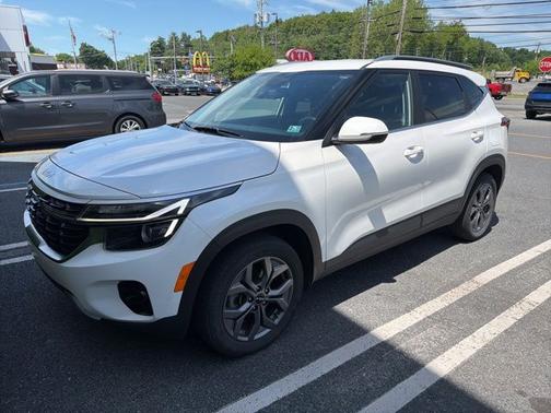 Snow White Pearl 2024 Kia Seltos S