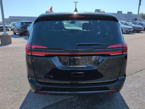 Brilliant Black Crystal Pearlcoat 2021 Chrysler Pacifica Touring L