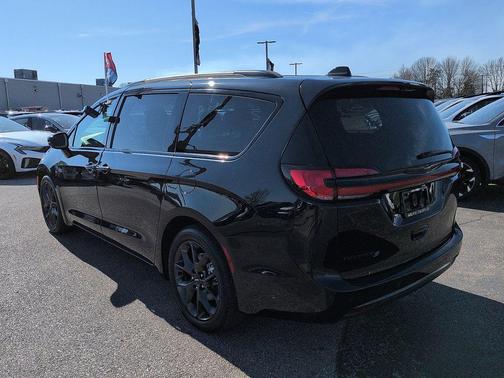 Brilliant Black Crystal Pearlcoat 2021 Chrysler Pacifica Touring L