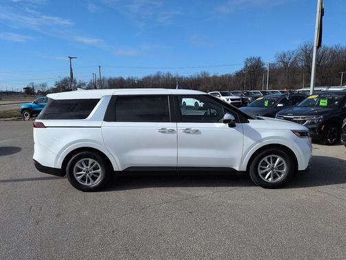 2024 Kia Carnival LX