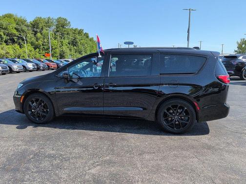 Diamond Black Crystal Pearlcoat 2025 Chrysler Pacifica Limited