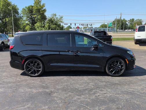 Diamond Black Crystal Pearlcoat 2025 Chrysler Pacifica Limited