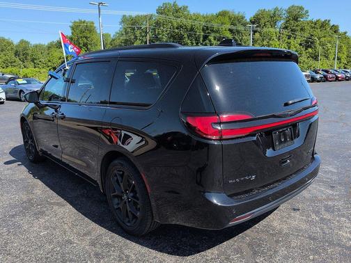 Diamond Black Crystal Pearlcoat 2025 Chrysler Pacifica Limited