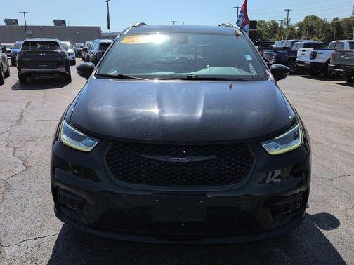 Diamond Black Crystal Pearlcoat 2025 Chrysler Pacifica Limited