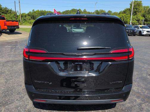Diamond Black Crystal Pearlcoat 2025 Chrysler Pacifica Limited