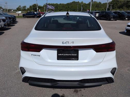 Snow White Pearl 2023 Kia Forte LXS