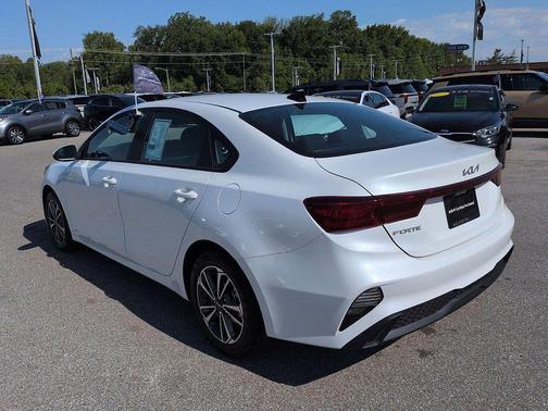 Snow White Pearl 2023 Kia Forte LXS