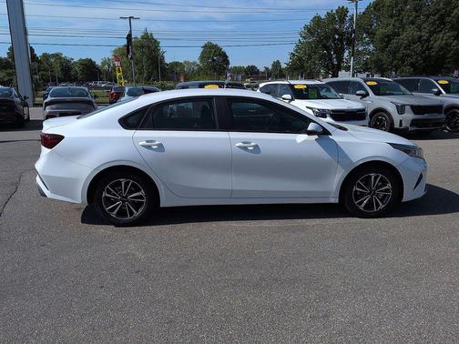 Snow White Pearl 2023 Kia Forte LXS