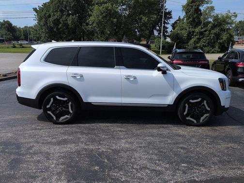 Glacial White Pearl 2024 Kia Telluride S