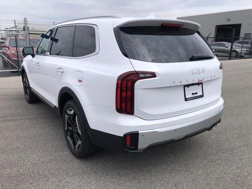Glacial White Pearl 2024 Kia Telluride S