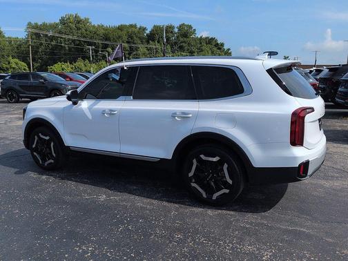 Glacial White Pearl 2024 Kia Telluride S