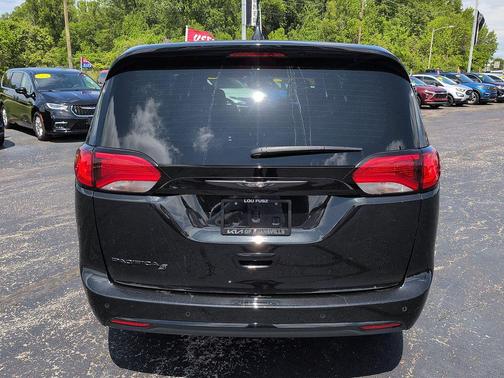 Brilliant Black Crystal Pearlcoat 2020 Chrysler Pacifica Touring